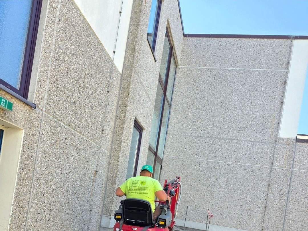Minibagger beim Aushub neben einem Gebäude