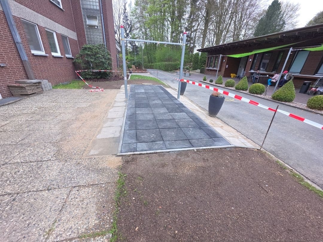 Fertige Plattenfläche mit zwei Pflanzkübeln